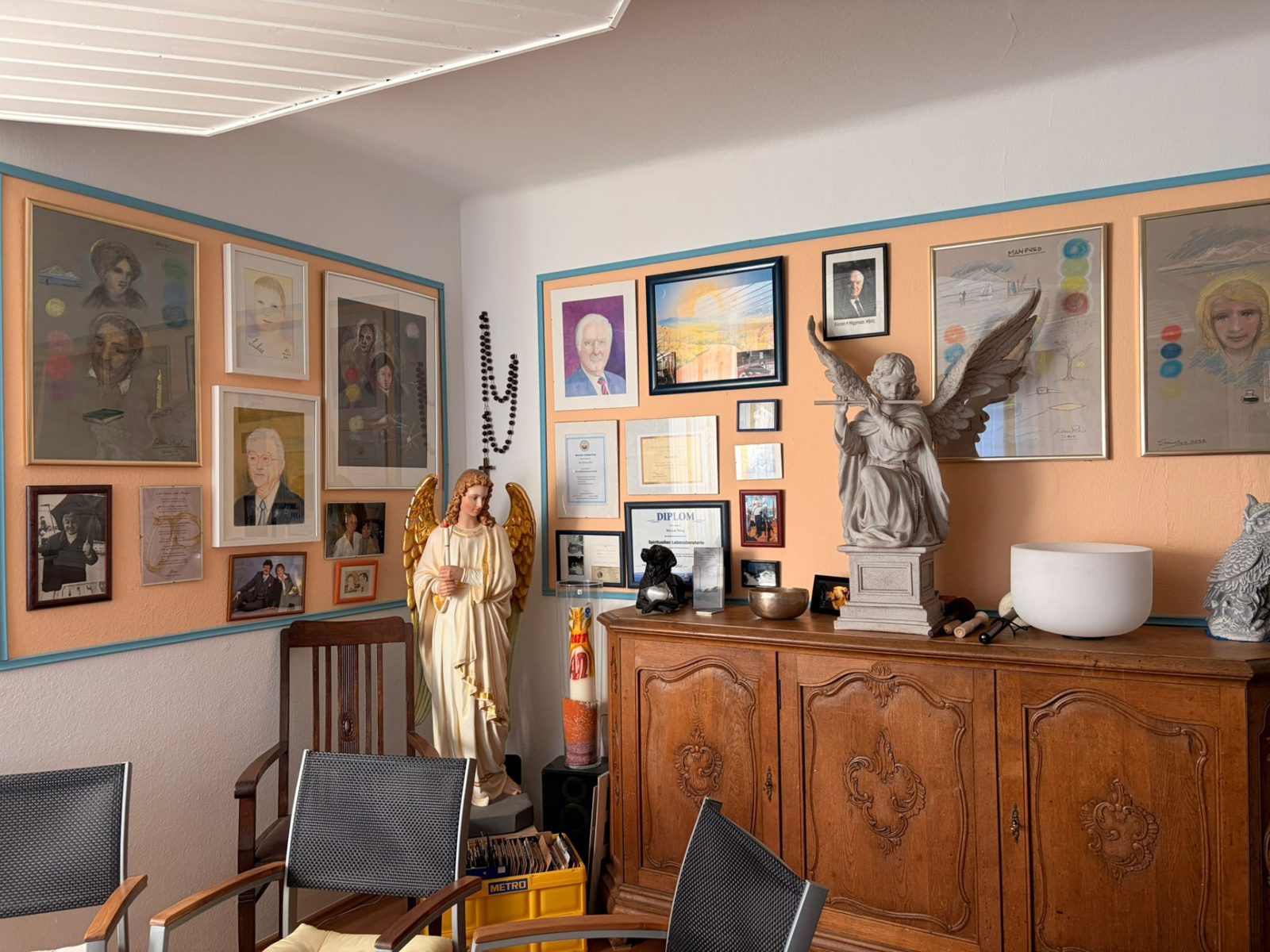 Praxisraum mit Gong, Bücherwand und Staffelei