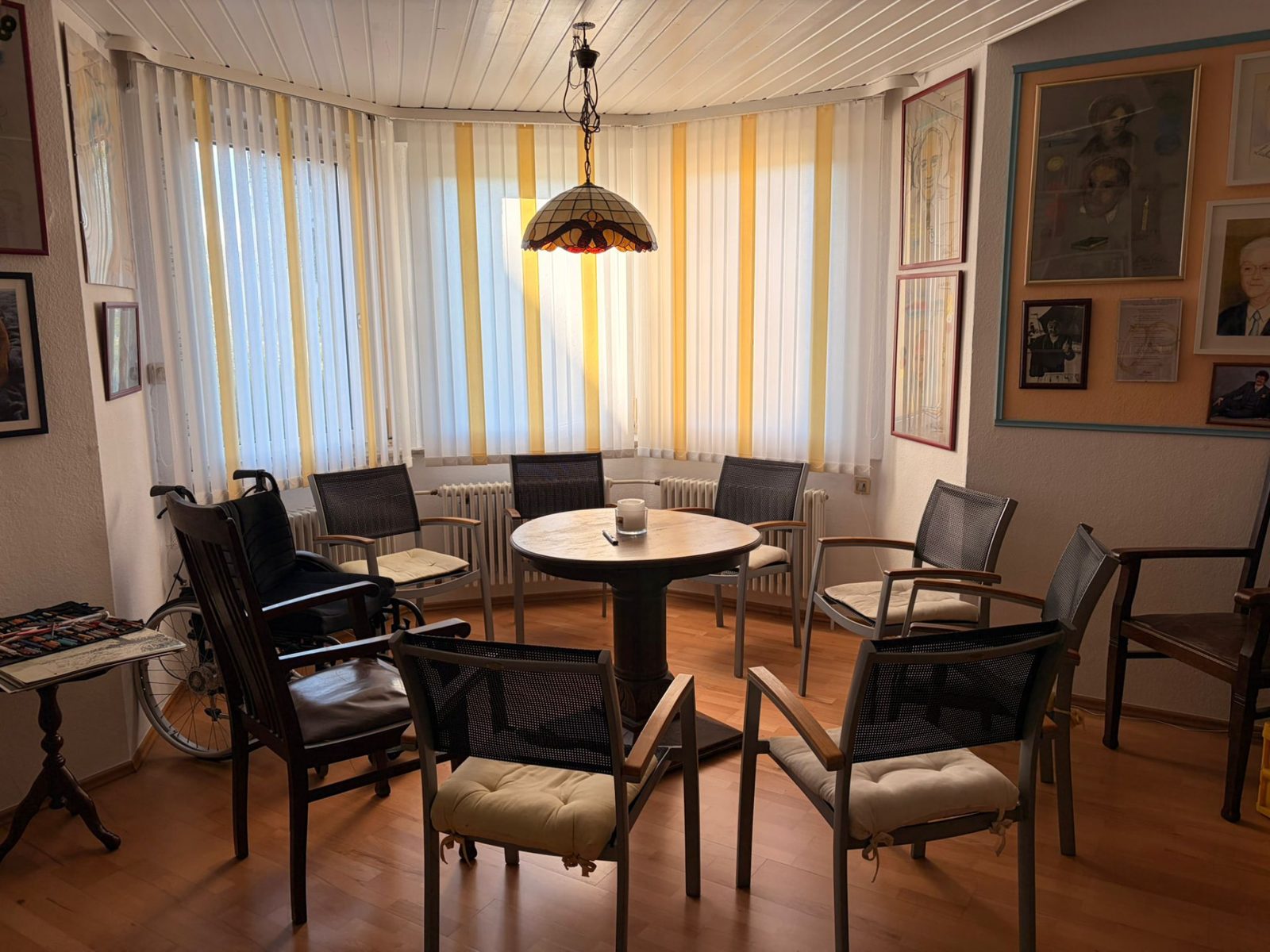 Bilderwand mit medialen Zeichnungen im Praxisraum