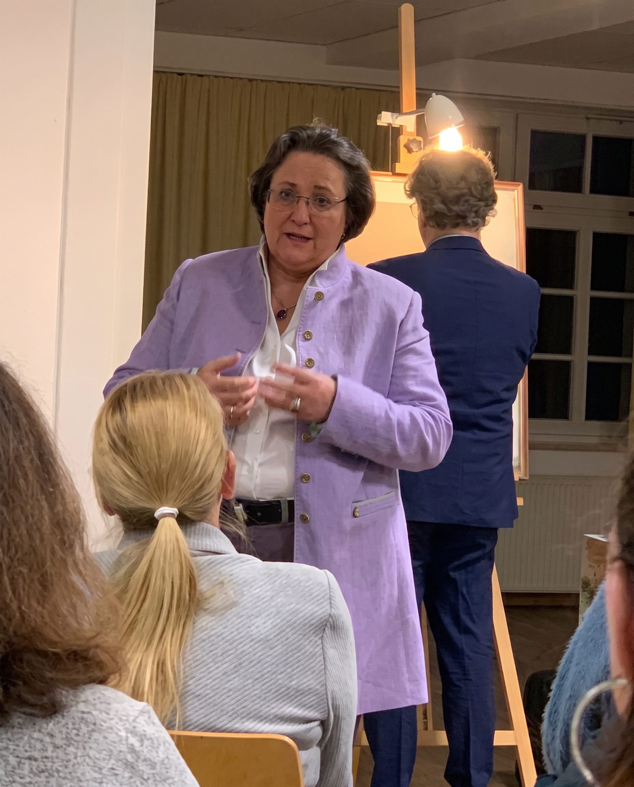 Marion Ebel bei einem Vortrag in den Praxisräumen
